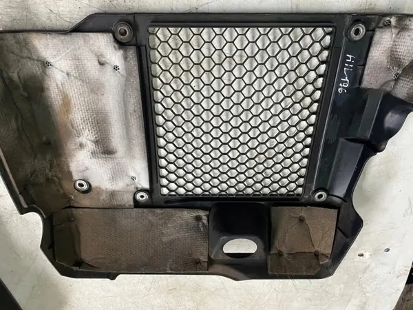 Toyota Hilux Motorabdeckung OEM 126010L050 - Gebraucht image 6