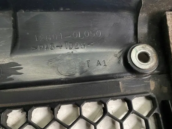 Toyota Hilux Motorabdeckung OEM 126010L050 - Gebraucht image 7