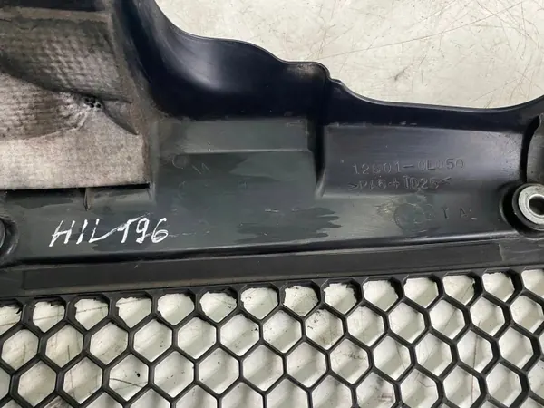 Toyota Hilux Motorabdeckung OEM 126010L050 - Gebraucht image 8