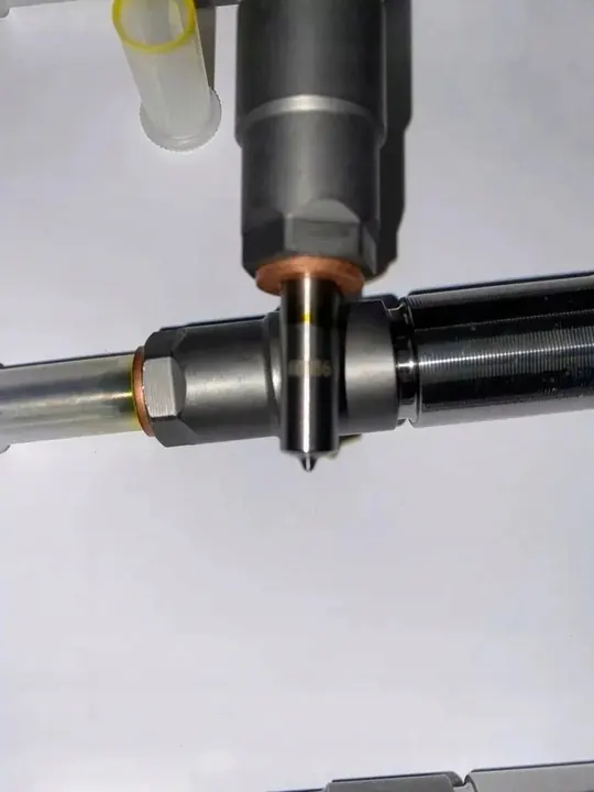 Iniettore Diesel Audi Skoda VW 0445110960 05L130277M image 2