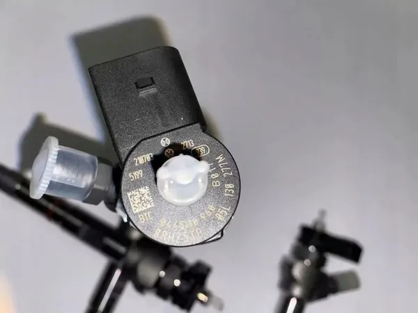 Iniettore Diesel Audi Skoda VW 0445110960 05L130277M image 3