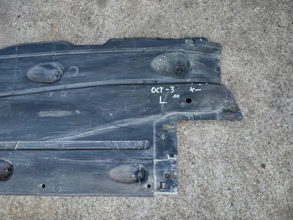 Protector Inferior OEM 5Q0825201S Lado Izquierdo image 4