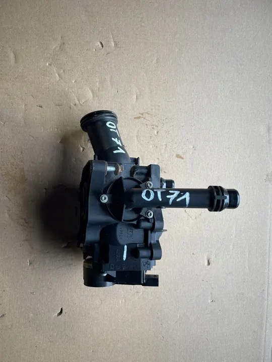 BMW F20 F30 G30 3.0 i Carcasa de Termostato 7642854 image 2