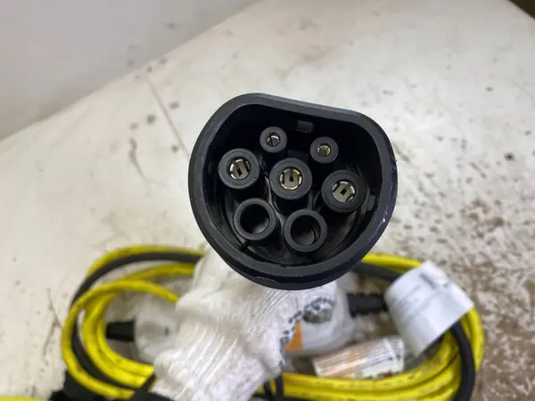 VW E-Up! Laturikaapeli OEM 1EA971675BF - Käytetty image 3