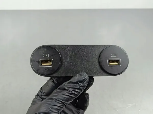 Tomada USB Hyundai OEM FOB40862 para Ioniq 5 image 2