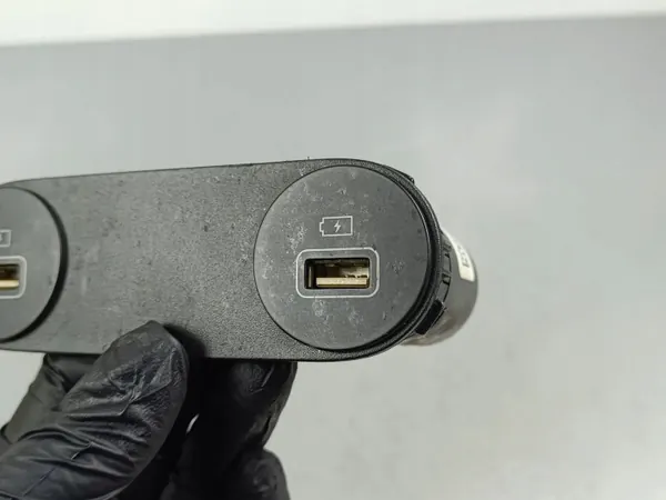 Tomada USB Hyundai OEM FOB40862 para Ioniq 5 image 6