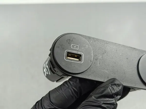 Tomada USB Hyundai OEM FOB40862 para Ioniq 5 image 7