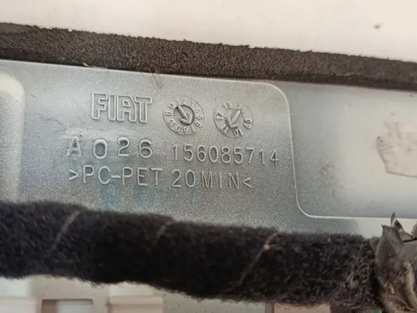 Spoiler Alfa Romeo OEM 156085714 - Estado Usado image 8