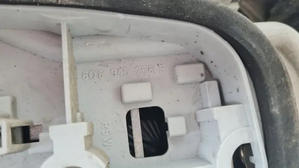 Inserto de lámpara trasera derecha VW Polo 9N3 image 5