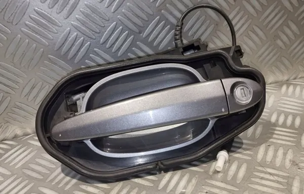 BMW 5 E60/E61 LCI Etu Vasen Ovenkahva-tappi OEM 7191615 image 3
