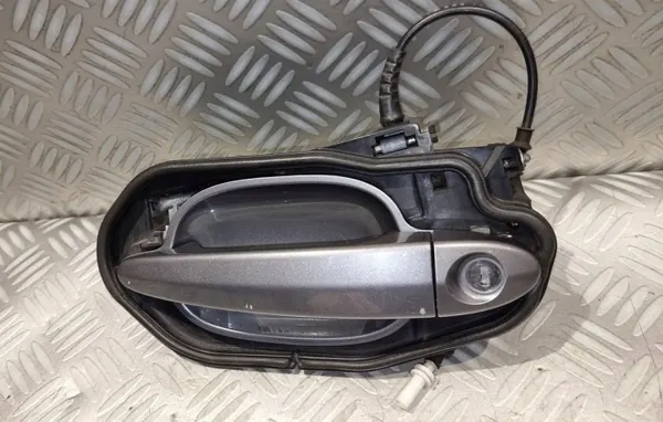 BMW 5 E60/E61 LCI Etu Vasen Ovenkahva-tappi OEM 7191615 image 4