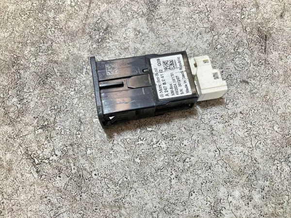 Puerto USB OEM 0012807 para Mercedes-Benz 1.3L image 2