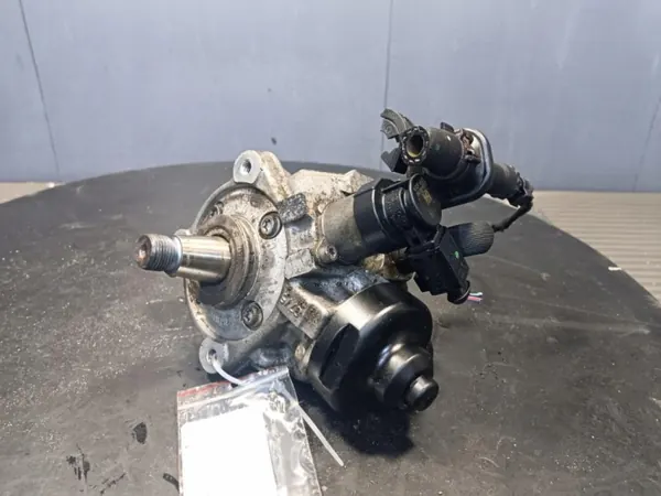 Ruiskutuspumppu OEM Wrakowisko-28168- VW Caddy III 2.0 TDI image 2