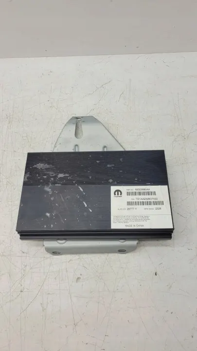 OEM 68303980AA Vahvistin Dodge Durango 2014+ image 2