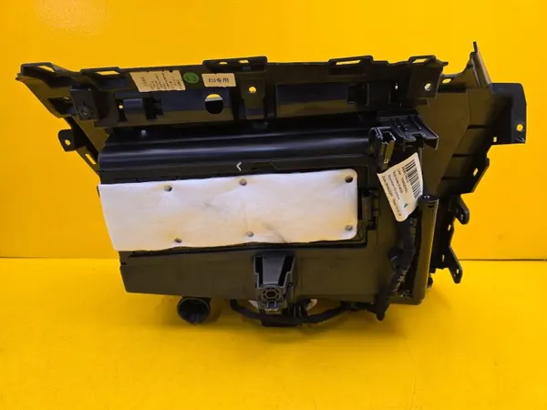 Lynk & Co 01 Matkustajan hansikaslokero OEM 888977952 image 4