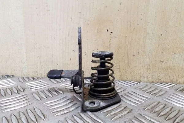 BMW X3 (E83) Pestillo de seguridad de capó 51237034256 image 2