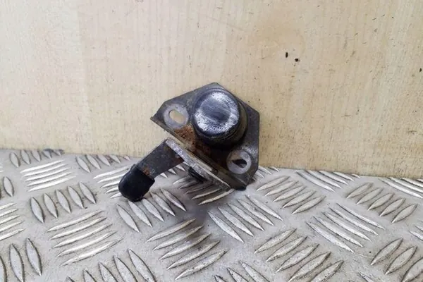 BMW X3 (E83) Pestillo de seguridad de capó 51237034256 image 5