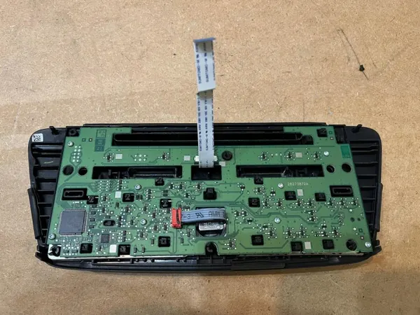 AUDI Q3 Radio-Panel OEM - Gebrauchtes Audi OE Teil image 3