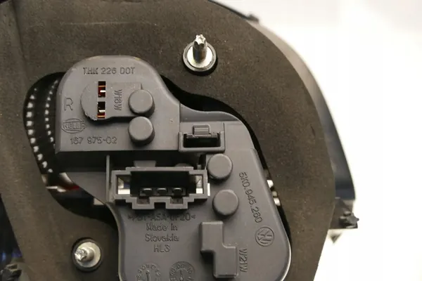 Volkswagen Golf VI 2016 Luz trasera del maletero derecha image 4