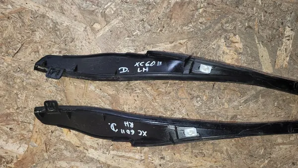 VOLVO XC60 II Garniture de Fenêtre Avant Droite 32216113 image 7