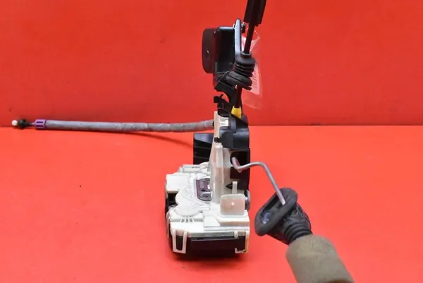 Framvänster Dörlås Mercedes C-Klass W204 07-12 A2047201535 image 5