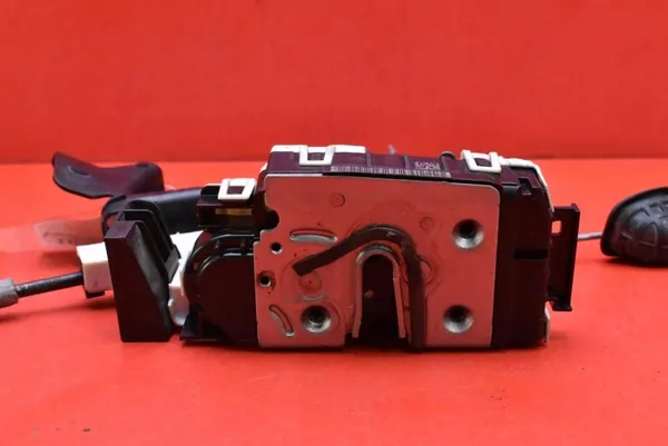 Framvänster Dörlås Mercedes C-Klass W204 07-12 A2047201535 image 6