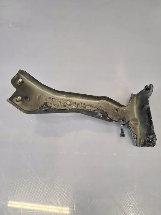 Audi A3 S3 stänkskärmsfäste höger fram OEM 8V0821167A image 2