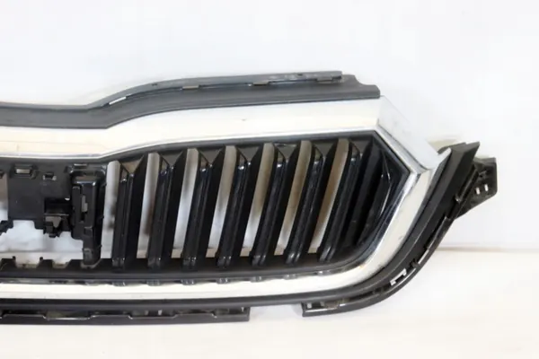 Skoda Octavia Mk4 IV Grill Chrome OEM 5E3807724 image 3