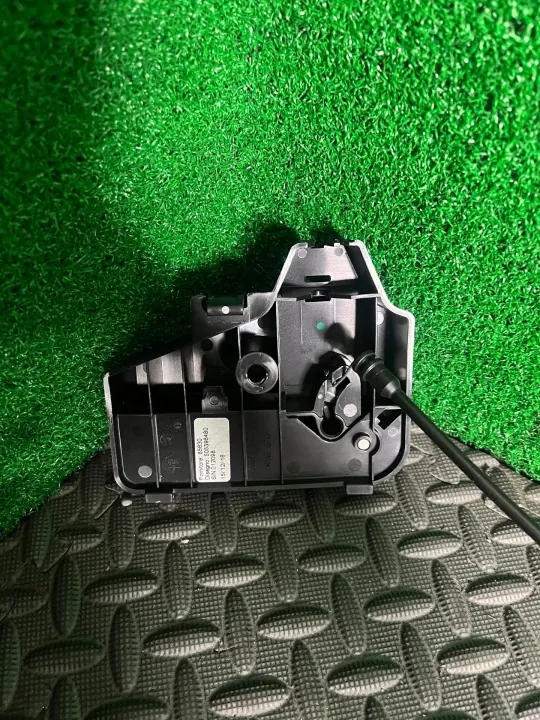 Istuinlukko Alfa Romeo Giulia OEM 05053323900, 05053323800 image 5