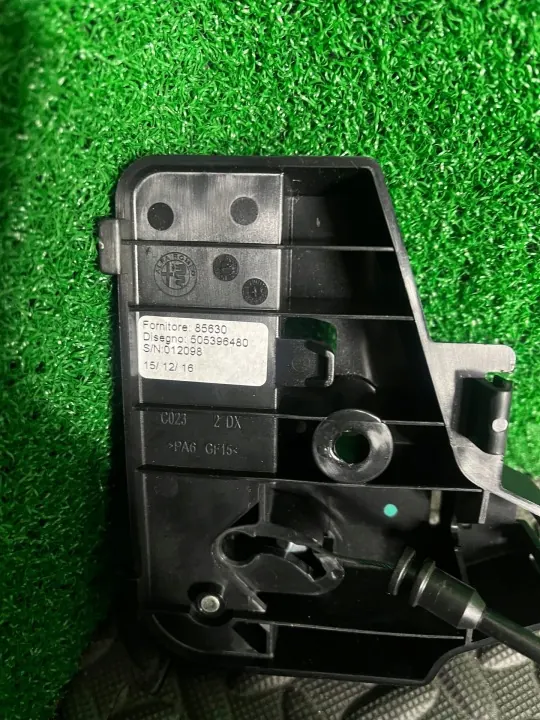 Istuinlukko Alfa Romeo Giulia OEM 05053323900, 05053323800 image 6