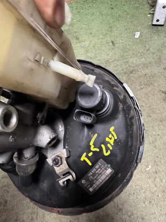 VW T5 Rembekrachtiger met Sensoren 7H0612101E image 8