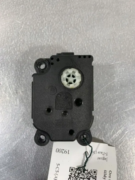Jaguar F-Pace Ventilationslucka OEM FBZ19200 Begagnad image 4