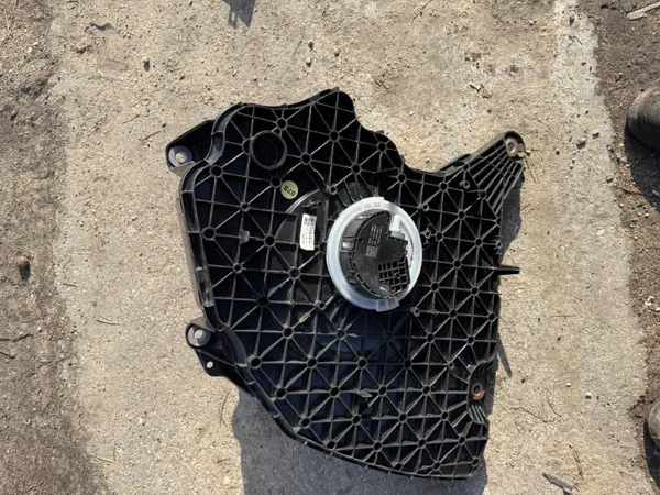 Tanque AdBlue Audi OEM 8W0131878BH - Usado image 3