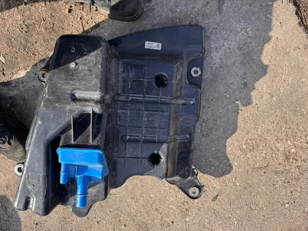 Tanque AdBlue Audi OEM 8W0131878BH - Usado image 4
