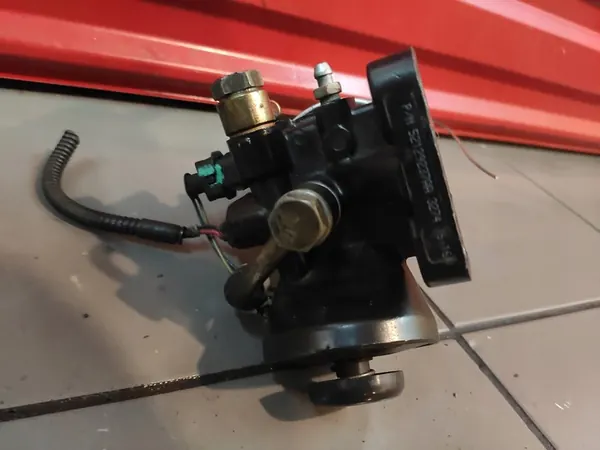 BASE DE FILTRE À CARBURANT JEEP CHEROKEE KJ 2.8CRD image 5