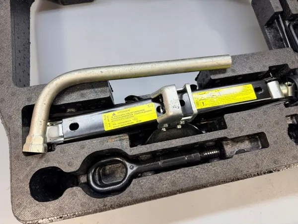 Espuma maletero Audi A4 B8 OEM 8T0012109A image 3