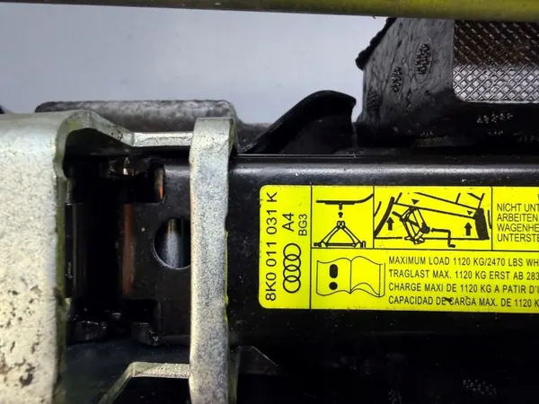 Espuma maletero Audi A4 B8 OEM 8T0012109A image 4