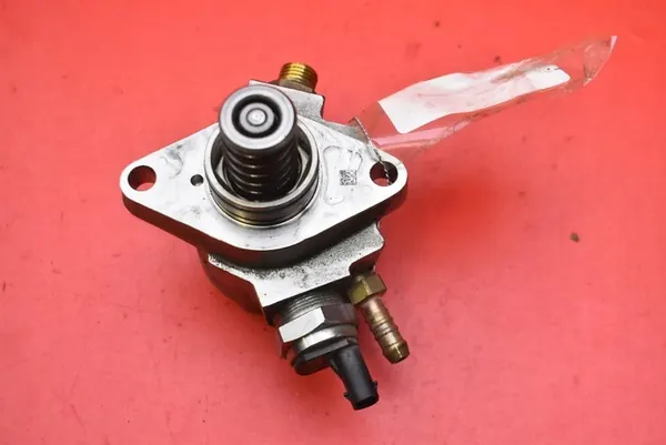 Högtryck bränslepump Skoda Rapid 1.2 TSI 04E127026AA image 2