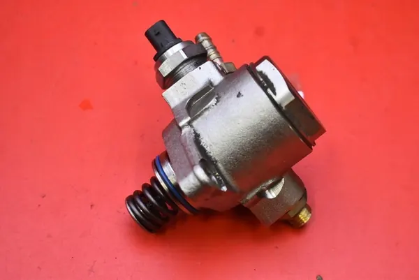 Högtryck bränslepump Skoda Rapid 1.2 TSI 04E127026AA image 8