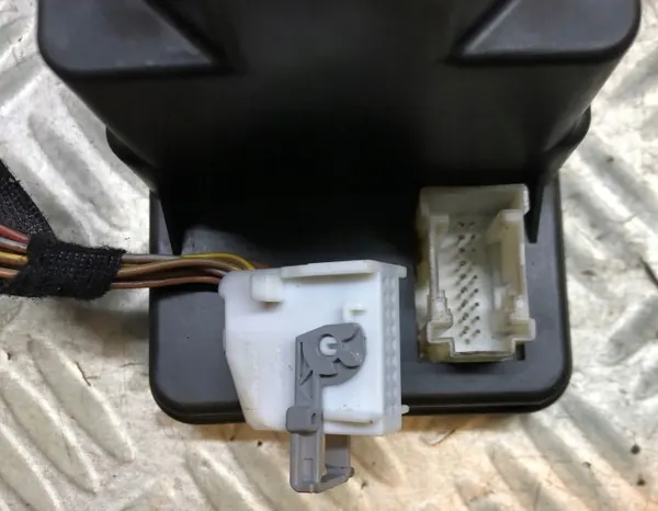 Mercedes W210 central låspump OEM 2108001748 image 3