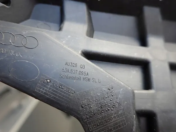 AUDI Q3 II 83A Deslizamento de montagem do para-choque dianteiro esquerdo OEM image 3