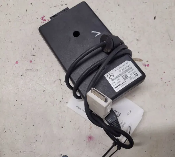 Tomada iPod Mercedes-Benz OEM B67824252 para E W211 image 2