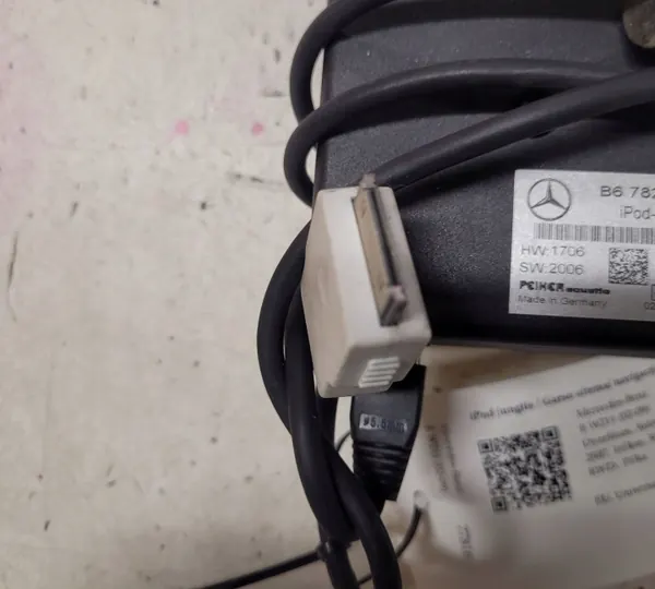 Tomada iPod Mercedes-Benz OEM B67824252 para E W211 image 5
