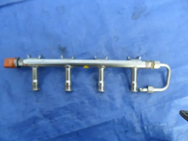 Distributeur de Rail Carburant VW AUDI 1.2 TSI OEM image 2