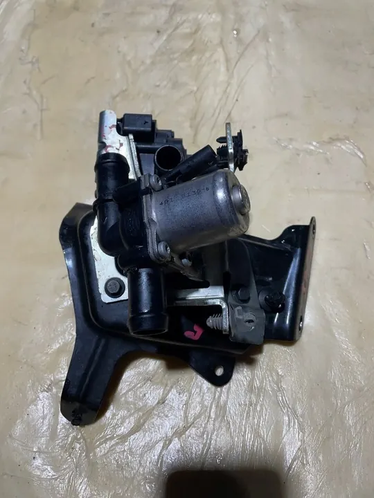 VOLVO 2.0 D Vattenpumpventil + Fäste image 2