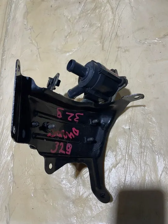 VOLVO 2.0 D Vattenpumpventil + Fäste image 3