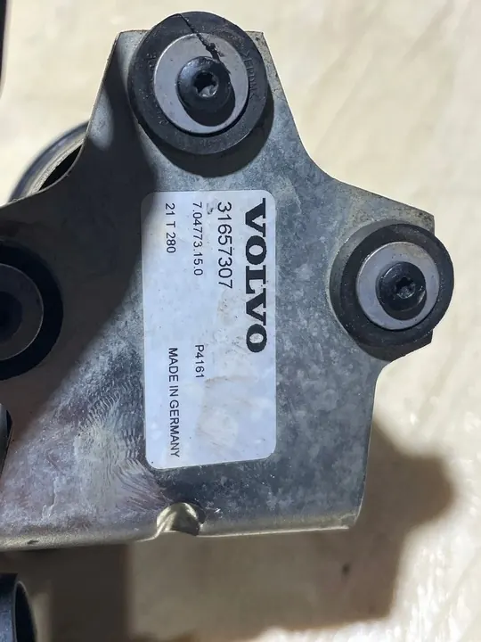 VOLVO 2.0 D Vattenpumpventil + Fäste image 4