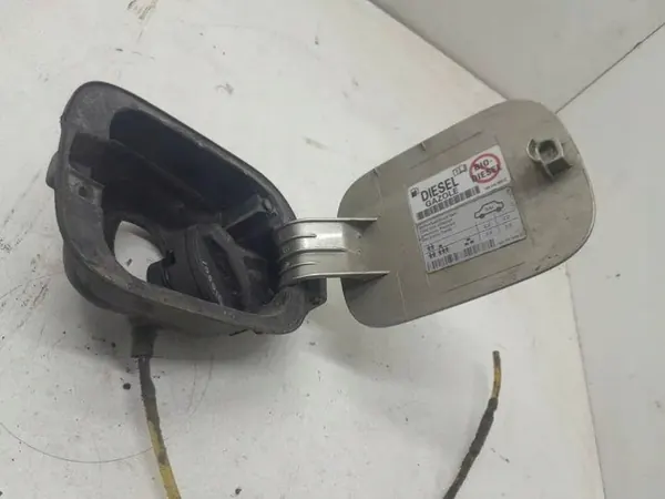 Trappe de réservoir VW OEM 1K5010440D pour Jetta City Sedan image 3