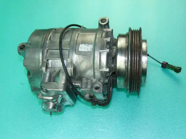 VW 8D0260808 Compressor AC Passat B5 image 4