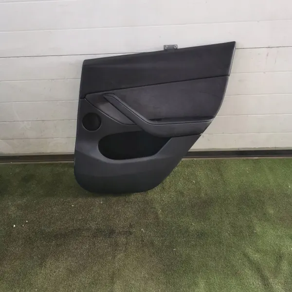 Tesla Model Y Rechte Hintertürverkleidung OEM P1897297-00-C image 2